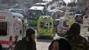 Bus dan ambulans bersiap untuk mengevakuasi ribuan warga di wilayah timur kota Aleppo, Suriah, Kamis (15/12). Evakuasi tersebut dilakukan di wilayah timur kota Aleppo yang menjadi sisa-sisa kantong pejuang oposisi. (REUTERS/Abdalrhman Ismail)