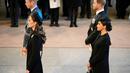 Pangeran William didampingi Kate Middleton dan Pangeran Harry bersama Meghan Markle mengikuti prosesi persemayaman Ratu Elizabeth II di Westminster Hall di London (14/9/2022). Jenazah Ratu Elizabeth II akan disemayamkan di Westminster Hall selama lima hari. (Photo by Christopher Furlong / POOL / AFP)
