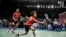 Ganda Campuran Indonesia Tontowi Ahmad/Liliyana Natsir saat beraksi melawan Dukyoung Kim/Kim Ha Na (Korea) pada laga pertama Indonesia Open 2017 di Jakarta, Selasa (13/6). Tontowi/Liliyana unggul dengan skor 19 - 21 - 21. (Liputan6.com/Faizal Fanani)