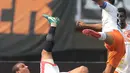 Aksi pemain Persija Jakarta, Bruno Lopes melakukan tendangan akrobatik saat melawan Perseru Serui pada lanjutan Liga 1 2017 di Stadion Patriot Bekasi, Selasa (19/9/2017). Persija menang 1-0. (Bola.com/Nicklas Hanoatubun)