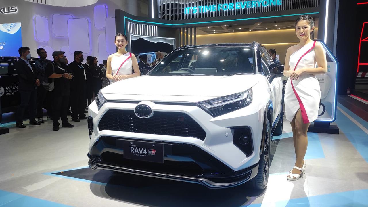 Toyota All New RAV4 GR Sport PHEV mejeng di GJAW 2023. (Liputan6.com/Arief Aszhari)