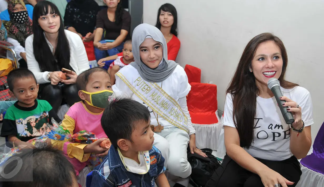 Wulan Guritno memberi motivasi saat mengunjungi rumah singgah penderita kanker Griya YOAI, Jakarta, Selasa (1/12/2015). Wulan Guritno dkk menghibur anak-anak penderita kanker untuk membangkitkan harapan dan semangat. (Liputan6.com/Gempur M Surya)