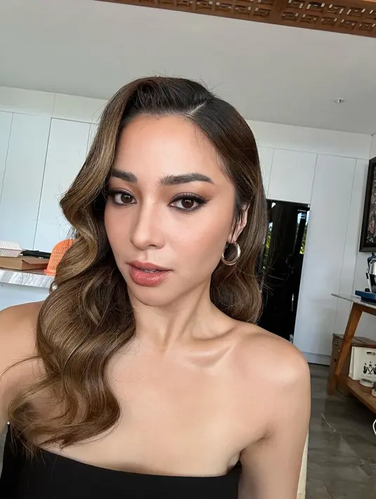<p>Selfie kali ini, Nikita Willy juga menonjolkan area matanya dengan makeup looknya. Memilih nuansa kecokelatan yang masih terlihat natural dan sangat pas dengan tone kulitnya, tampilan Nikita Willy di foto ini juga patut diacungi jempol. Foto: Instagram.</p>