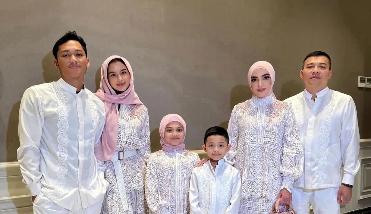 Sedangkan keluarga inti dari Aurel Hermansyah tampil kompak dengan outfit serba putih. Terlihat Anang, Azriel dan kekasihnya Sarah Menzel, dan kedua adik kecil Aurel mengenakan outfit kembar serba putih. [Foto: Instagram/ashanty_ash]