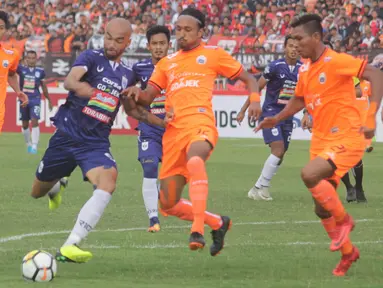 Striker PSIS Semarang, Bruno Silva, berusaha melewati gelandang Persija Jakarta, Rohit Chand, pada laga Liga 1 di Stadion Sultan Agung, Bantul, Jumat (20/4/2018). PSIS kalah 1-4 dari Persija. (Bola.com/Ronald Seger)