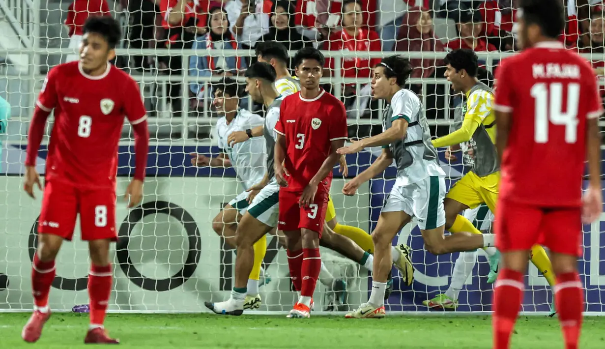 Penyerang Irak, Ali Jasim berlari ke belakang gawang saat ia merayakan selebrasi setelah mencetak gol kedua timnya selama pertandingan perebutan tempat ketiga Piala Asia U-23 Qatar 2024 melawan Indonesia di Stadion Abdullah Bin Khalifa di Doha pada 2 Mei 2024. (Karim JAAFAR/AFP)
