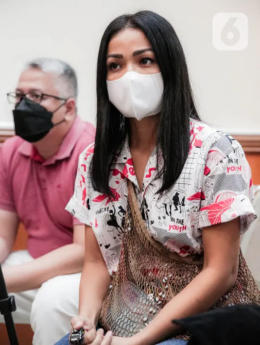 Aktris Nirina Zubir saat menghadiri sidang lanjutan kasus mafia tanah di Pengadilan Negeri Jakarta Barat, Jakarta, Selasa (7/6/2022). Nirina Zubir menyebut ada enam aset berupa surat tanah yang telah digelapkan Riri Khasmita. (Liputan6.com/Faizal Fanani)
