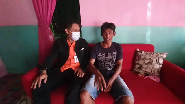Tim Basarnas Tarakan bersama korban penumpang yang jatuh dari speedboat.
