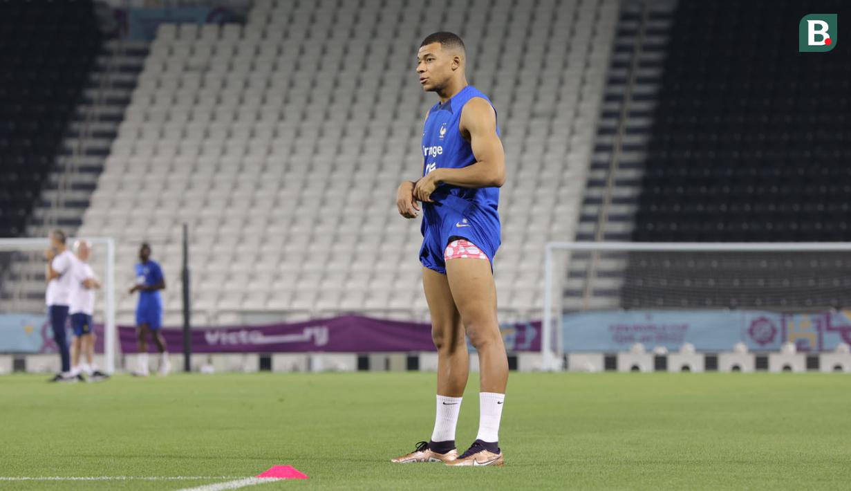Pemain Timnas Prancis, Kylian Mbappe saat mengikuti sesi latihan di Stadion Al Sadd SC hari Jumat (02/12/2022). (Bola.com/Ade Yusuf Satria)