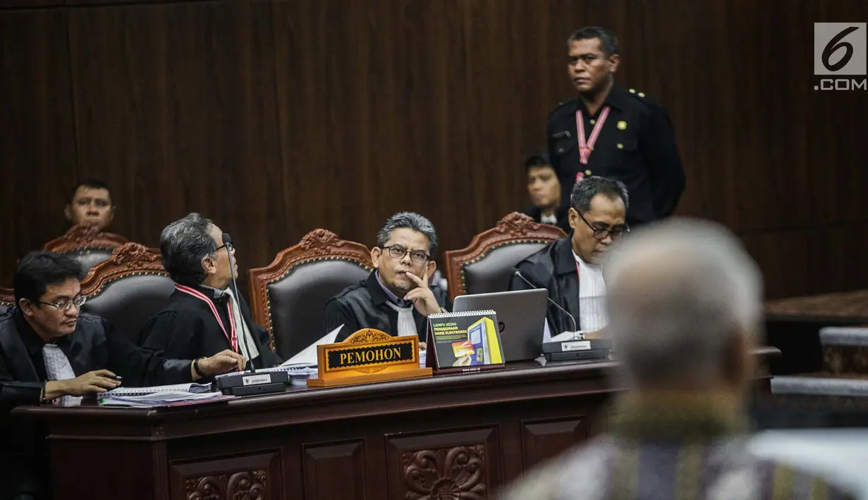 Pihak pemohon memperhatikan keterangan pakar IT Profesor Marsudi Wahyu Kisworo saat memberi keterangan dalam sidang sengketa Pilpres 2019 Gedung MK, Jakarta, Kamis (20/6/2019). Marsudi menjelaskan Situng bukan sebagai sistem penghitungan suara. (Liputan6.com/Faizal Fanani)