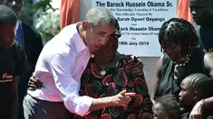 Mantan Presiden Amerika Serikat, Barack Obama bersama nenek tirinya, Sarah dan sang adik tiri, Auma serta beberapa pemuda setempat pada peresmian pusat pelatihan dan olahraga yayasan Sauti Kuu di Kogelo, Kenya, Senin (16/7). (AFP/TONY KARUMBA)