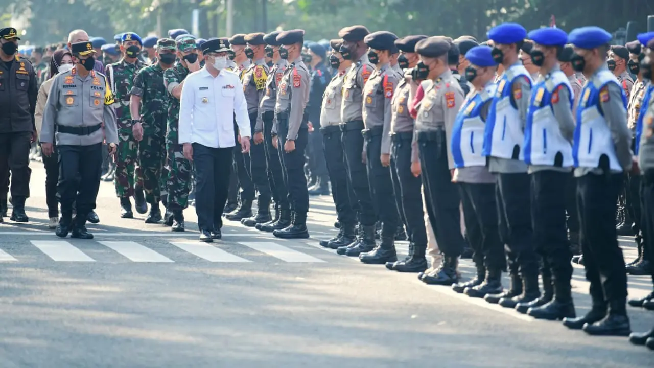 Gubernur Jawa Barat Ridwan Kamil bersama Kapolda Jabar Irjen Pol Suntana, dan Pangdam III/Siliwangi Mayor Jenderal TNI Kunto Arief Wibowo.