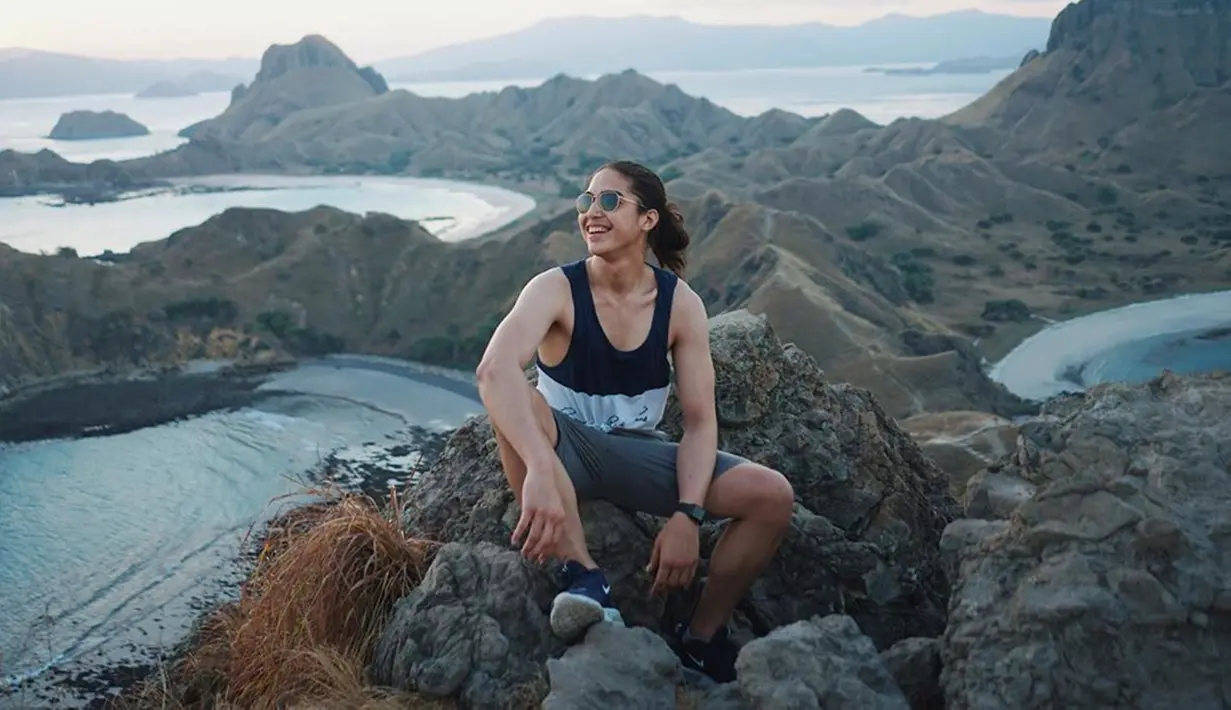 Gaya rambut man bun juga pernah El coba. El pernah memanjangkan rambutnya hingga sebatas pundak. Tak jarang rambut panjangnya ini dibiarkan menjuntai atau terkadang juga diikat. Rambut panjangnya ini El rawat hingga tahun 2019 ini. (Liputan6.com/IG/@elelrumi)
