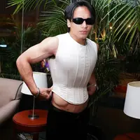 Tampil dengan gaya genderless fashion di gala premiere Sri Asih, penampilan nyentrik Jefri Nichol jadi sorotan. @hagaipakan.