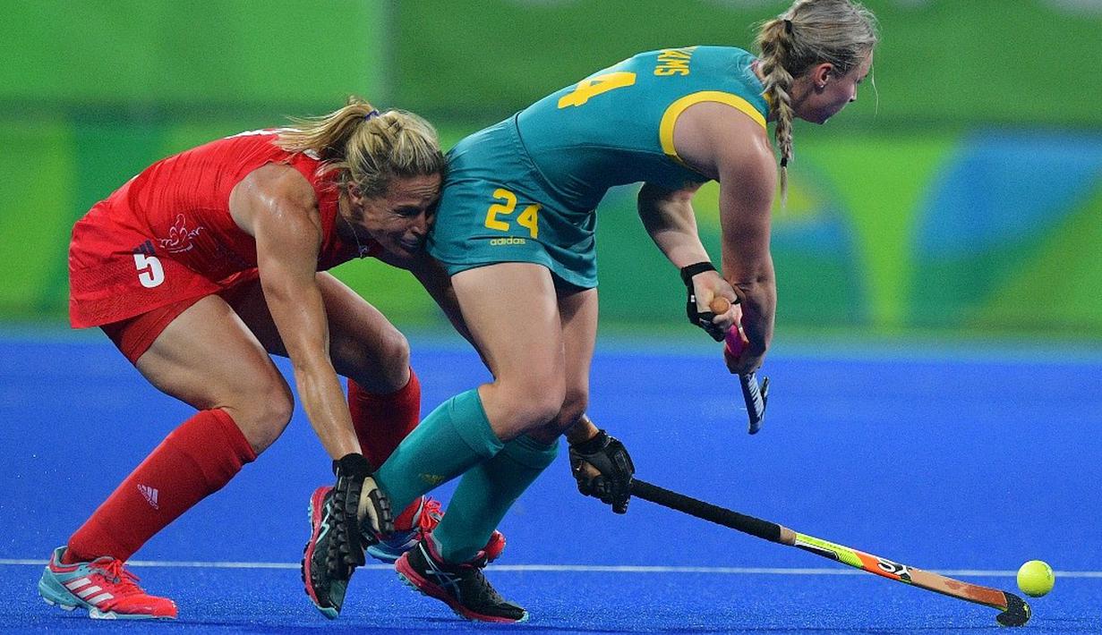  Pemain Australia, Mariah Williams (kanan), berebut bola dengan pemain Inggris Raya, Crista Cullen, dalam pertandingan hoki putri Olimpiade Rio 2016 di Olympic Hockey Centre, Rio de Janeiro, Brasil, (6/8/2016). (AFP/Carl De Souza)
