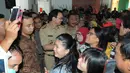Gubernur DKI Jakarta Basuki Tjahaja Purnama menyapa warga saat meresmikan pengoperasian rumah susun sederhana sewa (rusunawa) Tambora, Jakarta Barat, Selasa (24/2/2015). (Liputan6.com/Herman Zakharia)