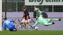 Pemain Sassuolo Giacomo Raspadori (kiri) mencetak gol ke gawang AC Milan pada pertandingan Serie A di Stadion San Siro, Milan, Italia, Rabu (21/4/2021). AC Milan kalah 1-2 dari Sassuolo. (Spada/Lapresse via AP)
