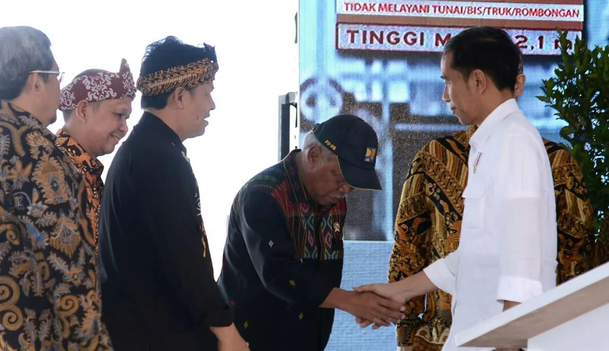 Presiden Joko Widodo menyalami Menteri PUPR, Basuki Hadimuljo saat peresmian tol Soreang-Pasir Koja (Soroja) di Kab Bandung, Senin (4/12). Jalan tol ini terbentang sepanjang 10 km. (Liputan6.com/Biro Pers Kepresidenan)