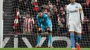 Ekspresi kecewa kiper Girona, Paulo Gazzaniga usai gawangnya dibobol pemain Atheltico Madrid pada laga lanjutan Liga Spanyol 2023/2024 melawan Athletic Bilbao di San Mames Stadium, Bilbao, Spanyol, Selasa (20/02/2024) dini hari WIB. (AFP/Ander Gillenea)
