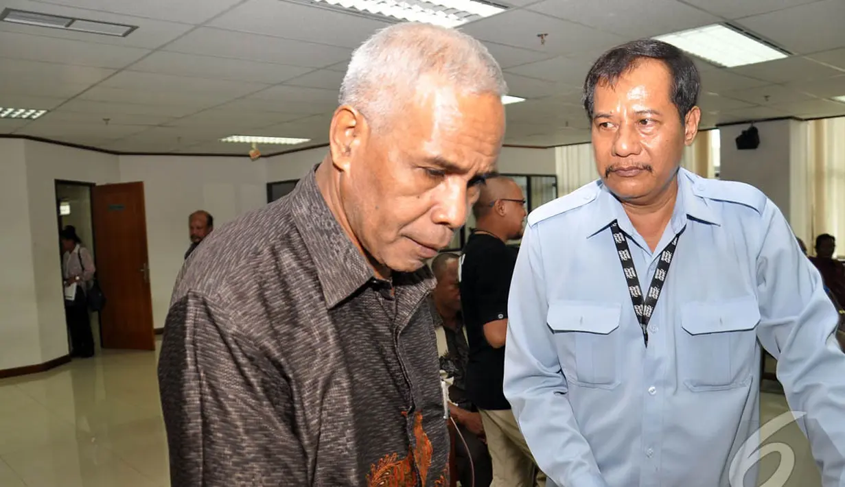 Terdakwa kasus dugaan suap proyek rekonstruksi tanggul laut, Kabupaten Biak Numfor, Papua, Yesaya Sombuk di Pengadilan Tipikor, Jakarta, Senin (13/10/2014) (Liputan6.com/Miftahul Hayat)