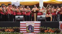 Gubernur DKI, Anies Baswedan, memberikan sambutan di Balai Kota, Jakarta, Sabtu (15/12). Pawai tersebut untuk merayakan keberhasilan Persija meraih gelar Juara Liiga 1 Indonesia. (Bola.com/M Iqbal Ichsan)
