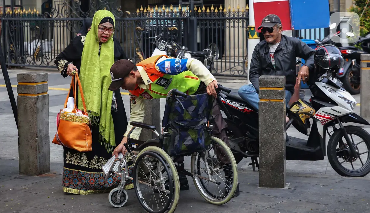 Pelayanan ini berupa penyediaan kursi dorong untuk mempermudah calon penumpang lanjut usia masuk ke dalam area stasiun kereta. (Liputan6.com/Angga Yuniar)