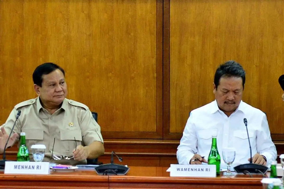Menteri Pertahanan Prabowo Subianto dan Wakil Menteri Pertahanan Wahyu Sakti Trenggono berkunjung ke PT Pindad, Bandung, Jawa Barat, Rabu 6 November 2019. (Istimewa)