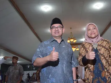 Pasangan Sudirman Said dan Ida Fauziah berpose sebelum mendaftar sebagai Cagub dan Cawagub Jawa Tengah di KPUD Jateng, Rabu (10/1). Pasangan ini didukung oleh Partai Gerinda, PKS , PKB dan PAN. (Liputan6.com/Gholib)