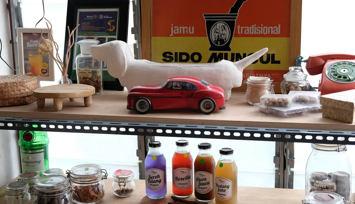 Aneka ramuan jamu tradisional dan dipajang di kafe Suwe Ora Jamu, kawasan M Bloc, Jakarta, Jumat (10/7/2020). Kebiasaan mengonsumsi jamu di masa pandemi COVID-19 sangat baik untuk meningkatkan imunitas tubuh. (Liputan6.com/Herman Zakharia)