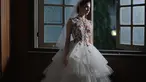 Celia Thomas pernah unggah foto mengenakan gaun warna putih. Penampilannya dengan gaun putih ini memperlihatkan sosoknya yang anggun bak pengantin, foto ini pun banjir like dan pujian dari netizen. (Liputan6.com/IG/celiathoms)