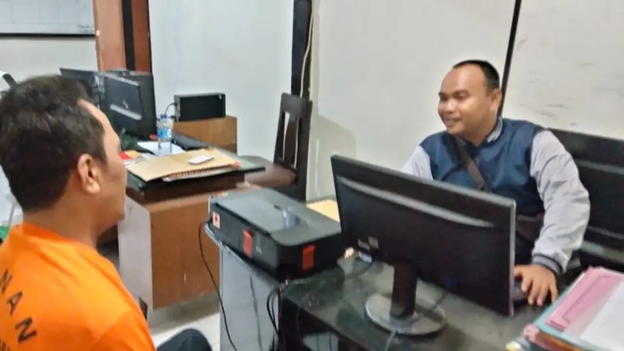SH (49) menjalani pemeriksaan di Mapolsek Purwoharjo terkait dugaan penipuan berkedok dukun penganda uang (Istimewa)