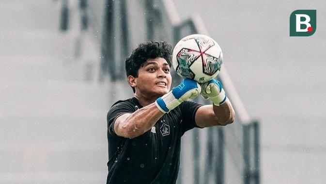 Kiper Persik Muhammad Adi Satryo tampil memukau saat bermain imbang kontra Persipura pada pekan ke-24 BRI Liga 1 di Stadion Kompyang Sujana Denpasar, Bali, Kamis (10/2/2022).  (Bola.com/Gatot Susetyo)