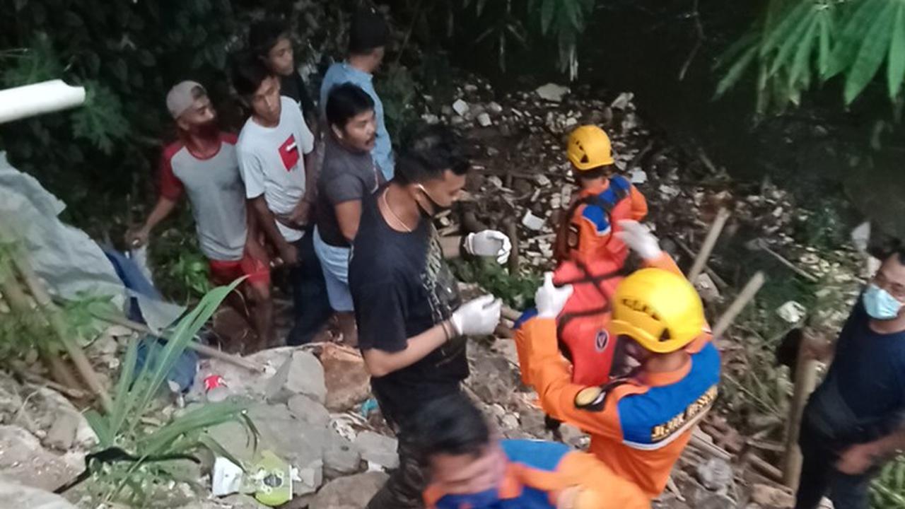Evakuasi jasad balita di Kali Baru Bogor
