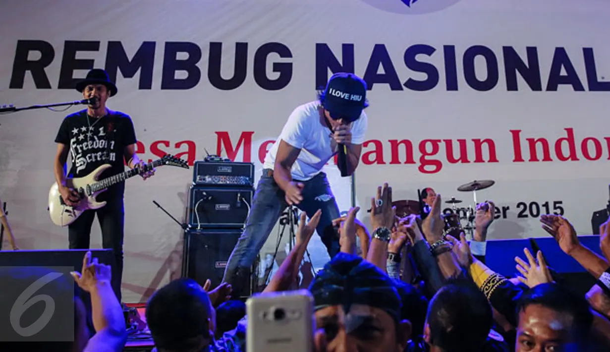 Grup band Slank memeriahkan Forum Rambug Nasional 2015 di Jiexpo Kemayoran, Jakarta, Selasa (15/12). Forum tersebut bertema 'Desa membangun Indonesia'. (Liputan6.com/Faizal Fanani)