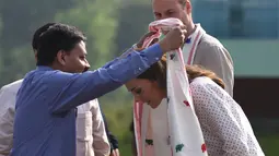 Kate Middleton dikalungkan sebuah kain sebagai bentuk penghormatan saat mengunjungi Kaziranga National Park, Assam, India, Rabu (13/4/2016). William dan Kate akan melakukan tur selama seminggu di India dan Bhutan. (AFP Photo/Biju Boro)