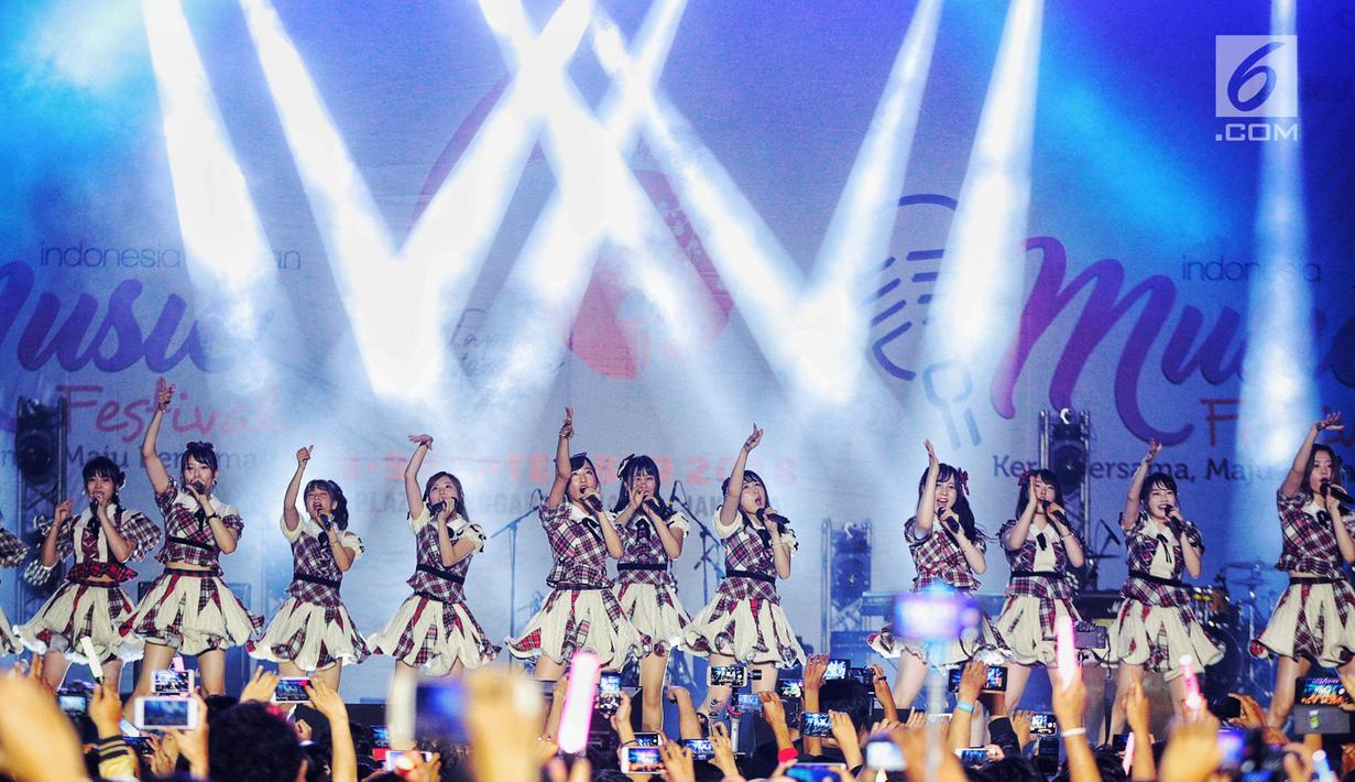 Vokal Grup asal Jepang AKB48 tampil pada acara Peringatan 60 Tahun Hubungan Diplomatik Indonesia-Jepang di kawasan Gelora Bung Karno, Jakarta, Sabtu (8/9). Dalam musik festival itu AKB48 menyanyikan sepuluh lagu. (Liputan6.com/Faizal Fanani)