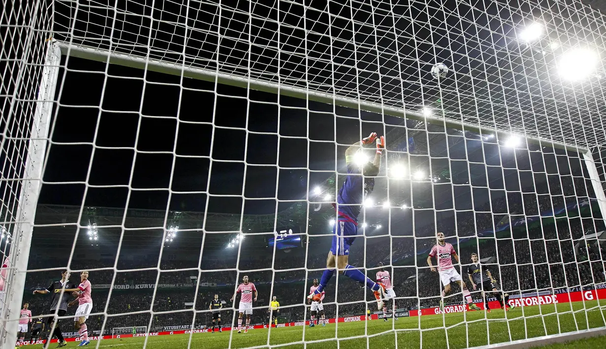 Kiper Juventus, Gianluigi Buffon melakukan penyelamatan pada laga Liga Champions melawan Gladbach di Stadion Borussia Park, Jerman, Selasa (3/11/2015). (Reuters/Wolfgang Rattay)
