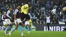 Pemain Chelsea Romelu Lukaku (tengah) mencetak gol ke gawang Aston Villa pada pertandingan sepak bola Liga Inggris di Villa Park, Birmingham, Inggris, Minggu (26/12/2021). Chelsea menang 3-1. (AP Photo/Rui Vieira)
