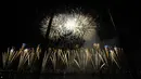 Kembang api mewarnai langit Singapura saat berlangsungnya upacara pembukaan Sea Games 2015 di National Stadium Singapura, Jumat (5/6/2015). Sea Games 2015 berlangsung pada 5-16 Juni dan melombakan 36 cabang olahraga. (Liputan6.com/Helmi Fithriansyah)