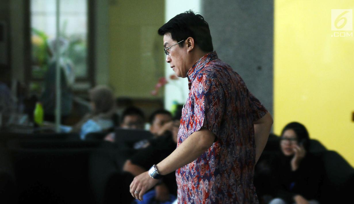 Dedi Prijono usai menjalani pemeriksaan di Gedung KPK, Jakarta, Kamis (12/10). Dedi Prijono diperiksa sebagai saksi bagi tersangka dugaan korupsi e-KTP, Anang Sugiana Sudiharjo. (Liputan6.com/Helmi Fithriansyah)