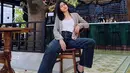 Selain gaya kasual, Hana Saraswati rupanya kerap tampil dengan busana yang tak terlalu mencolok. Seperti sedang hangout, wanita 24 tahun ini memilih memakai celana jeans yang dipadukan dengan cardigan krem dan tanktop putih. (Liputan6.com/IG/@hanahaho)