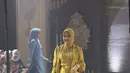 Istri Ridwan Kamil, Atalia tampil dengan baju serba kuning keemasan dari outer panjang berbordir bunga mawar yang serasi dengan atasan dan celana panjang beserta kerudungnya. [@adellejewellery]