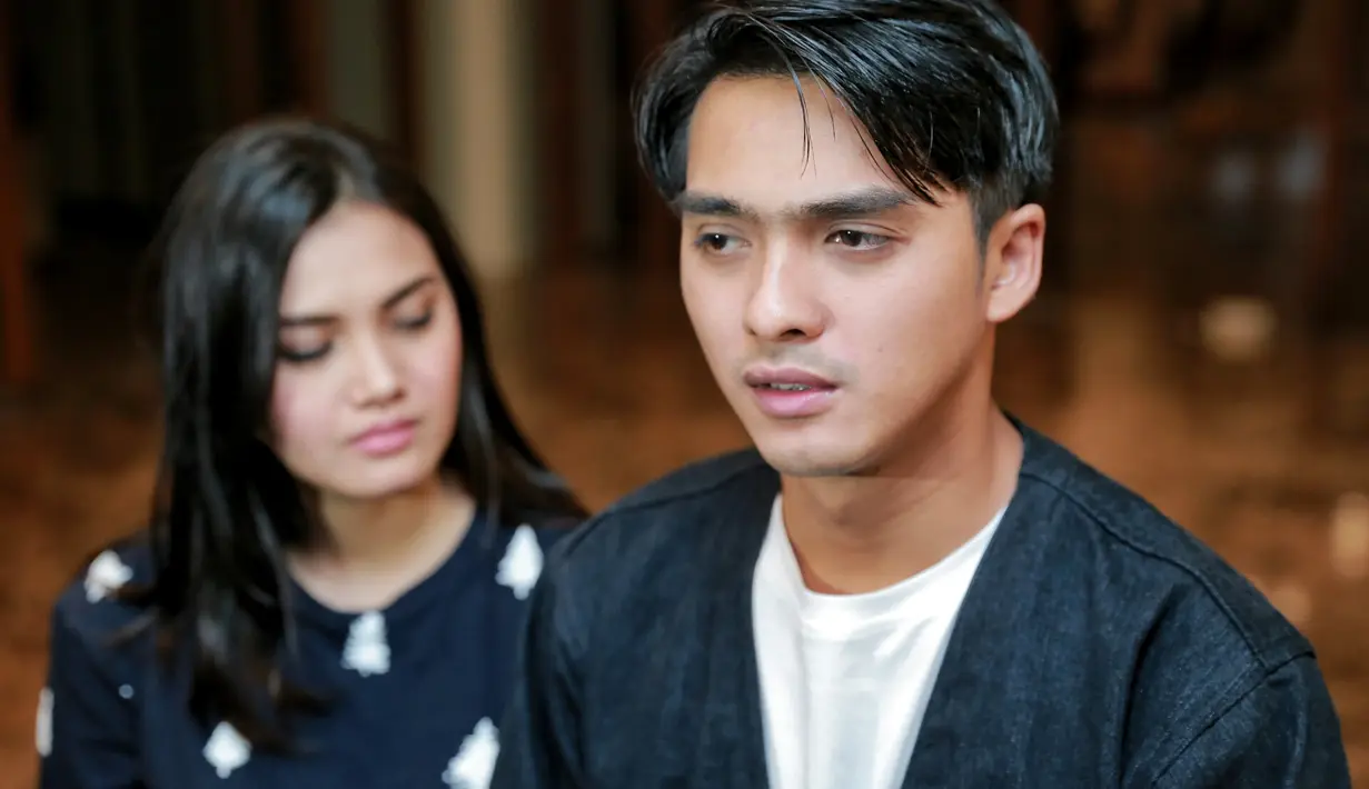 Menghindari macet, Ricky berangkat setelah lebaran pertama di Jakarta. Dengan mengendarai mobil sendiri tanpa didampingi sopir keluarga kecil ini berangkat ke Sukabumi Jawa Barat. (Adrian Putra/Bintang.com)