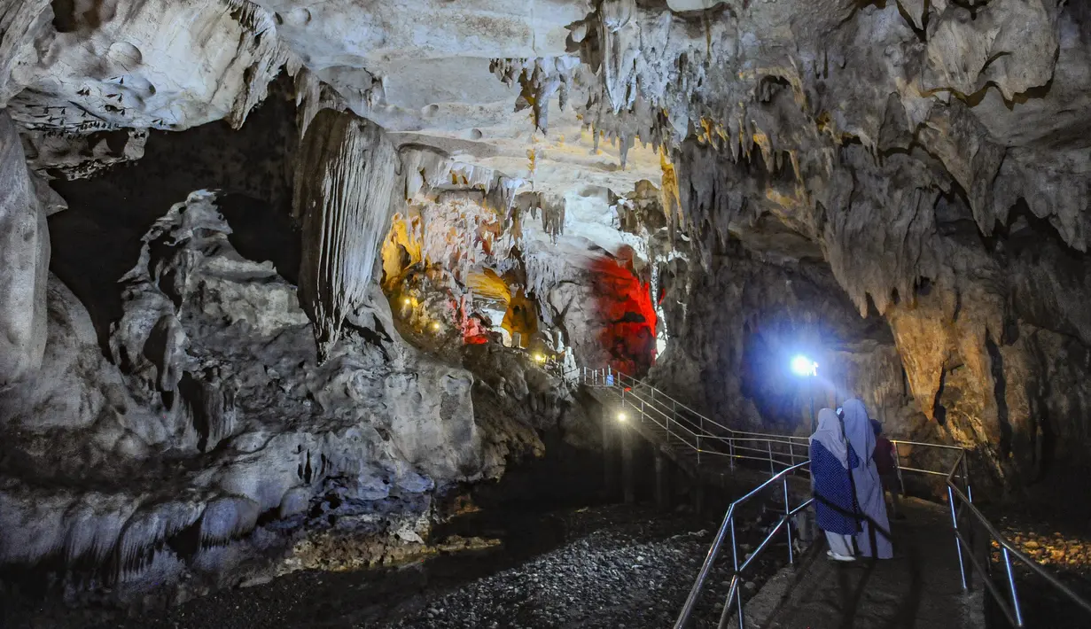 Bagian dalam gua dihiasi stalaktit dan stalagmit yang membentuk panorama eksotik, sekaligus menjadi habitat alami ribuan kelelawar yang sejak dulu menghuni kawasan ini. Tampak dalam foto, aktivitas pengunjung di dalam Goa Lowo di Watuagung, Trenggalek, Jawa Timur. (merdeka.com/Arie Basuki)
