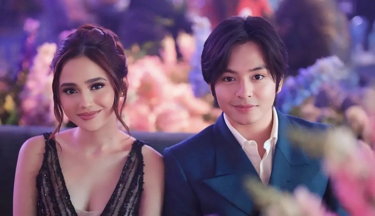 Syifa pun terlihat bersama Angga Yunanda yang juga tamu di acara pernikahan tersebut. Angga tampak mengenakan setelan jas warna biru. @vincenthimawan