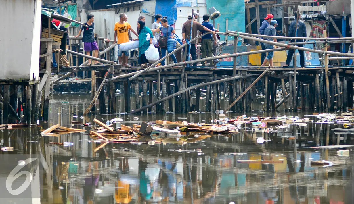 Warga penghuni pasar ikan Penjaringan menyelamatkan barang-barang miliknya ke perahu nelayan untuk sementara, Jakarta (11/4). Pemprov DKI membongkar ratusan rumah di Pasar ikan, Aquarium dan Luar Batang, Penjaringan, Jakarta. (Liputan6.com/Yoppy Renato)