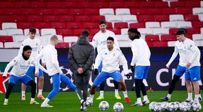 Alvaro Arbeloa menegaskan keengganannya melewati babak playoff karena akan membuat jadwal Real Madrid kian padat. Tampak dalam foto, gelandang Real Madrid asal Inggris, Jude Bellingham (tengah) dan rekan-rekan setimnya berlatih jelang matchweek kedelapan Liga Champions 2025-2026 melawan SL Benfica di stadion Luz, Lisbon pada Selasa 27 Januari 2026. (FILIPE AMORIM/AFP)