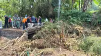 BPBD Probolinggo lakukan identivikasi jembatan penghubung antar desa yang rusak akibat banjir (Istimewa)