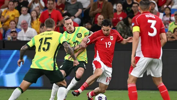 <p>Gelandang Timnas Indonesia, Thom Haye, saat tampil menghadapi Australia pada laga ketujuh putaran ketiga Grup C kualifikasi Piala Dunia 2026 di Sydney Football Stadium, Sydney, Kamis (20/3/2025) sore WIB. Sayangnya, Thom gagal menghindarkan Tim Garuda dari kekalahan 1-5 lawan Australia. (AFP/Saeed KHAN)&nbsp;</p>