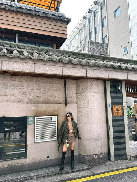 <p>Dengan mengenakan OOTD fall season, Yasmine tampil memsona. Dengan sepatu boots tinggi, kakinya terlihat jenjang. [Foto: instagram.com/yaswildblood]</p>